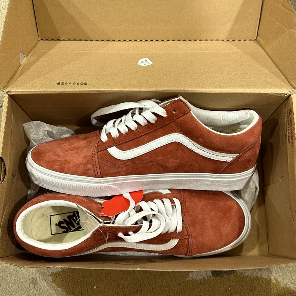 Men’s NEW IN BOX WITH TAGS VANS OLD SCHOOL SHOES. SIZE 9.5